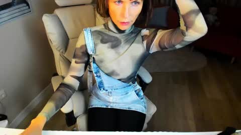 Elizabethangel online show from February 15, 10:00 pm