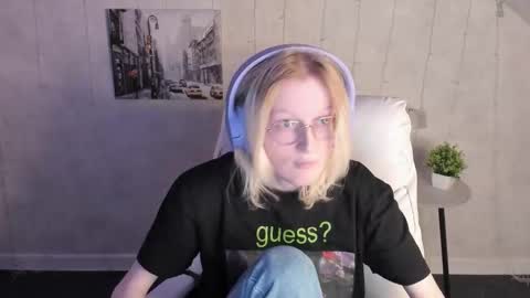 Elizabeth online show from December 3, 1:41 am