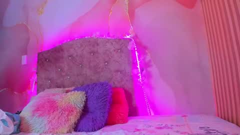 Snapshot of elizabeth_roman chatting on February 19, 3:06 am Montserrath online show from February 19, 3:06 am