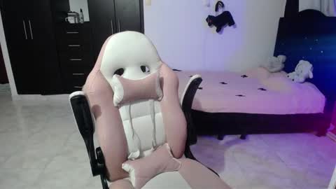 Snapshot of elizabeth_rose02 chatting on October 17, 1:42 am Elizabeth online show from October 17, 1:42 am