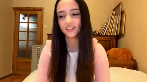 Mia online show from November 26, 3:35 pm