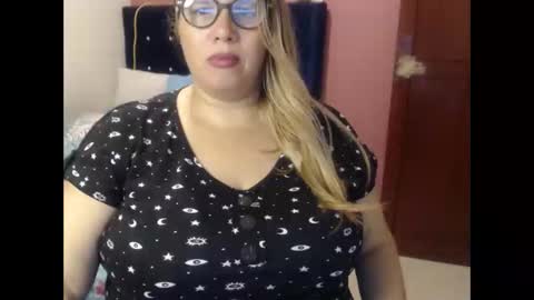 Snapshot of elizabethtaylor1 chatting on February 25, 11:15 pm Elizabeth online show from February 25, 11:15 pm