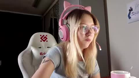 Im Lila 18o.d My dream is to get 30 thumbs up  online show from July 25, 5:47 am