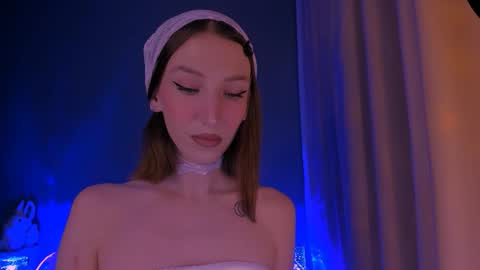 ellaamber online show from November 17, 11:00 am