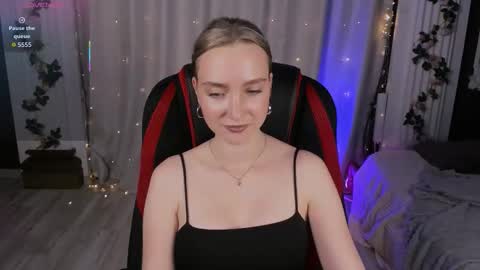 Snapshot of ellabloom chatting on September 24, 2:38 pm Ella online show from September 24, 2:38 pm