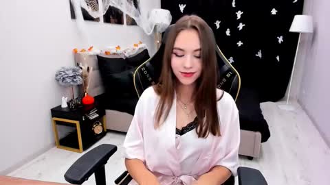 ellacurtis online show from October 27, 6:31 am