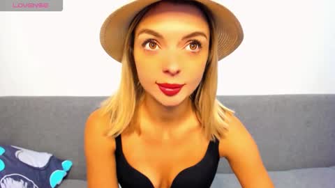 Snapshot of ellen_flow chatting on October 4, 10:03 pm ellen_flow online show from October 4, 10:03 pm