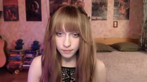 ellie_friendly online show from April 22, 1:19 pm