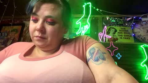Snapshot of ellielouise11 chatting on January 18, 2:25 am Ellie Louise online show from January 18, 2:25 am