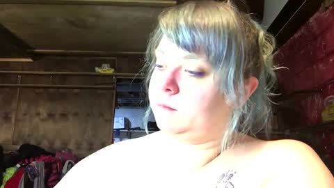 Snapshot of ellielouise11 chatting on February 16, 12:43 am Ellie Louise online show from February 16, 12:43 am