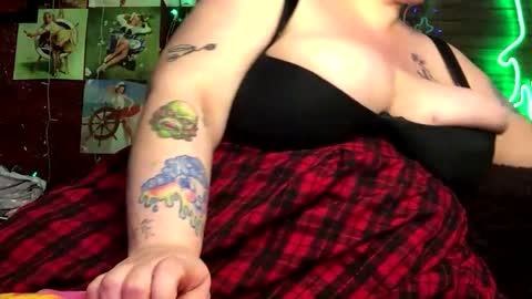 Snapshot of ellielouise11 chatting on January 10, 1:32 am Ellie Louise online show from January 10, 1:32 am