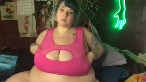 Snapshot of ellielouise11 chatting on March 5, 12:59 am Ellie Louise online show from March 5, 12:59 am