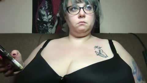 Snapshot of ellielouise11 chatting on February 21, 10:15 pm Ellie Louise online show from February 21, 10:15 pm
