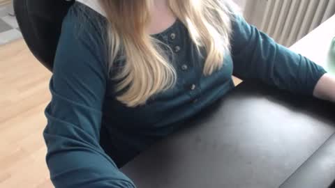 Elly online show from October 18, 9:34 am