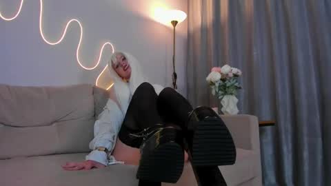 ellymoneyz online show from June 3, 2:33 pm