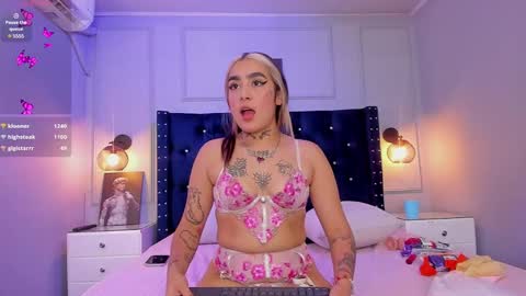 Elodie  online show from January 23, 9:39 pm