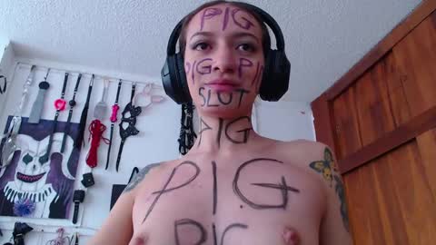 Snapshot of eloise_brown_ chatting on March 1, 5:05 pm Chelsea Please help me to reach 100 thumbs up online show from March 1, 5:05 pm