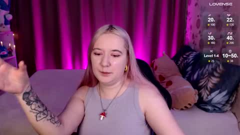 Snapshot of elovinora chatting on December 17, 8:10 pm Ela give me a thumbs up if you like it  and this is important for the development of the account online show from December 17, 8:10 pm