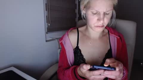 Snapshot of elssa_rush chatting on September 18, 2:32 am elssa_rush online show from September 18, 2:32 am
