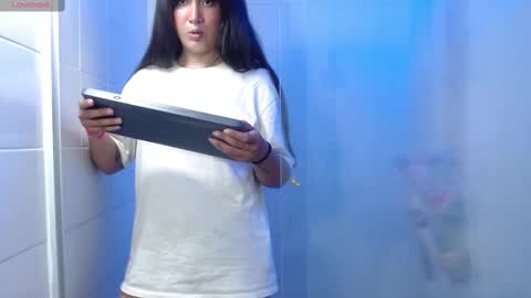 Snapshot of em_aa1 chatting on February 28, 1:05 am A N D R E A online show from February 28, 1:05 am