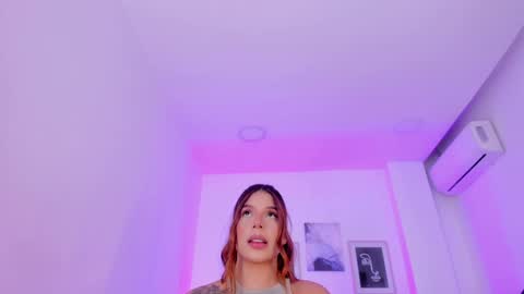 Snapshot of emelie_89 chatting on January 9, 11:47 am emelie_89 online show from January 9, 11:47 am