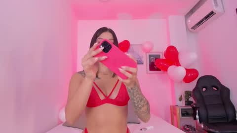 Snapshot of emelie_89 chatting on February 14, 12:03 pm emelie_89 online show from February 14, 12:03 pm