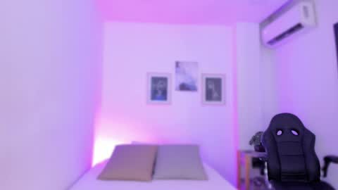 Snapshot of emelie_89 chatting on February 12, 11:40 am emelie_89 online show from February 12, 11:40 am