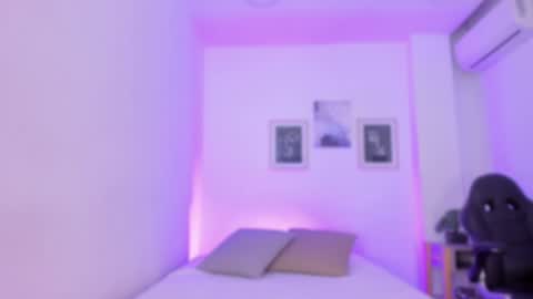 Snapshot of emelie_89 chatting on January 7, 11:48 am emelie_89 online show from January 7, 11:48 am