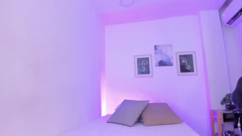 Snapshot of emelie_89 chatting on February 8, 11:44 am emelie_89 online show from February 8, 11:44 am