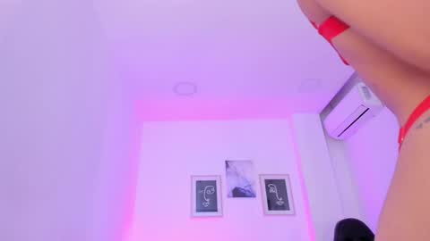Snapshot of emelie_89 chatting on March 4, 12:01 pm emelie_89 online show from March 4, 12:01 pm