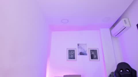 Snapshot of emelie_89 chatting on February 4, 12:33 pm emelie_89 online show from February 4, 12:33 pm