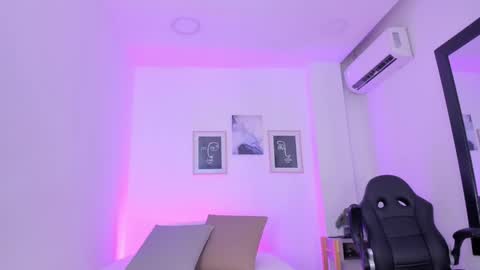 Snapshot of emelie_89 chatting on March 7, 12:01 pm emelie_89 online show from March 7, 12:01 pm
