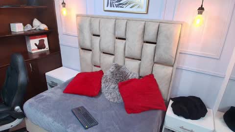 Snapshot of emelie_ch_ chatting on December 31, 10:37 am Emily  online show from December 31, 10:37 am