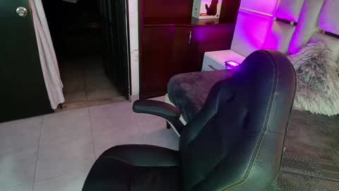 Snapshot of emelie_ch_ chatting on January 8, 12:06 am Emily  online show from January 8, 12:06 am