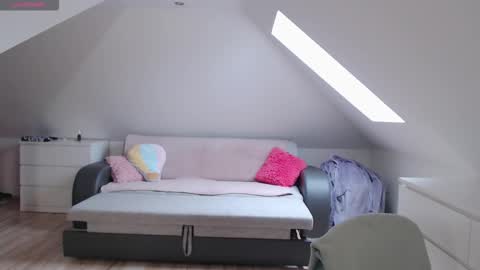 just me online show from December 3, 9:44 am