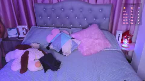 Snapshot of emiiscoot_1 chatting on October 9, 1:10 am Emily online show from October 9, 1:10 am