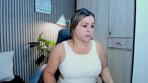 Snapshot of emilirosses chatting on October 10, 12:10 pm emilirosses online show from October 10, 12:10 pm