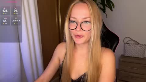 Snapshot of emily_jayreal chatting on February 19, 10:31 pm Emily online show from February 19, 10:31 pm