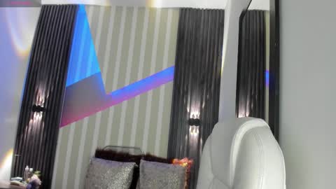 Emily online show from December 19, 3:59 pm