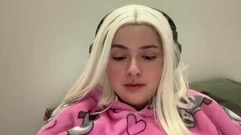 emily_morning_dew online show from December 19, 9:40 pm