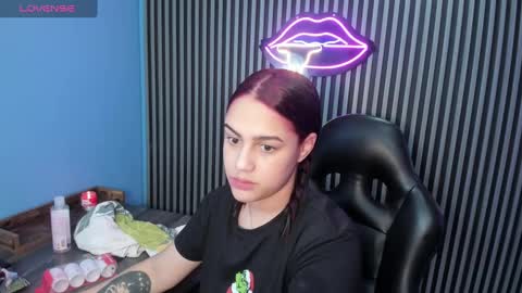 Snapshot of emily_roberts1 chatting on December 8, 12:52 pm Emily online show from December 8, 12:52 pm