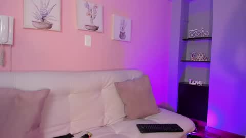 Snapshot of emily_roberts1 chatting on February 19, 12:22 pm Emily online show from February 19, 12:22 pm