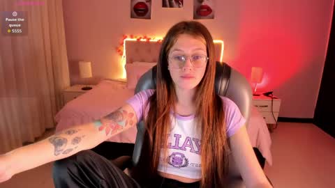 emily_warren__ online show from April 7, 9:28 pm