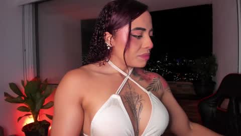 Snapshot of emilyfitness8 chatting on December 4, 4:43 am emily online show from December 4, 4:43 am