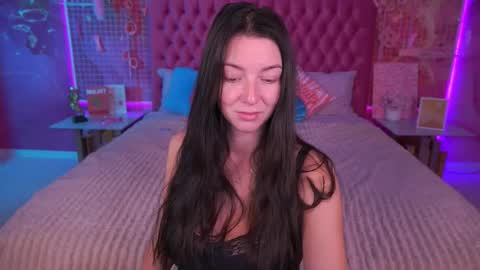 Snapshot of emilyhalls chatting on October 16, 6:27 am Emily online show from October 16, 6:27 am