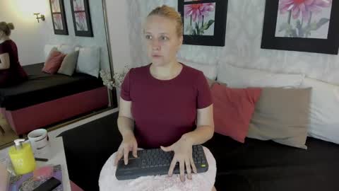 Snapshot of emilysumer chatting on October 2, 11:10 pm Summer 3 online show from October 2, 11:10 pm