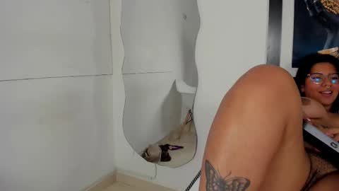 emilyy_cooperr online show from January 16, 1:51 pm