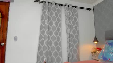 emilyy_r online show from February 23, 7:13 pm