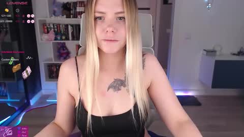 Snapshot of emma_bryan chatting on September 16, 7:44 pm Emma online show from September 16, 7:44 pm