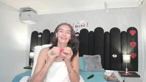 Snapshot of emma_mendoza chatting on February 22, 12:19 pm Emma online show from February 22, 12:19 pm